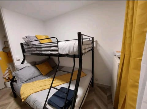 Bedroom, bunk bed, towels