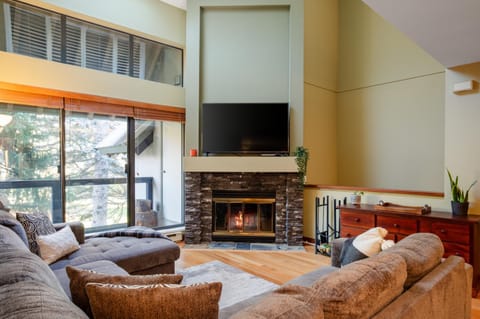 Communal lounge/ TV room, TV and multimedia, Living room, Seating area, Evening entertainment, flat iron
