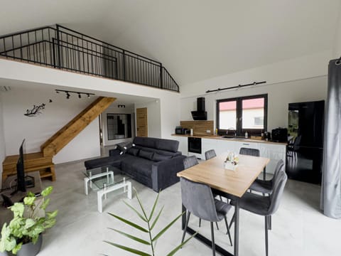 TV and multimedia, Kitchen or kitchenette, Living room, Seating area, Dining area