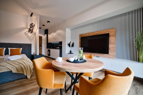 Bed, TV and multimedia, Living room, Photo of the whole room, Seating area, Dining area, Bedroom