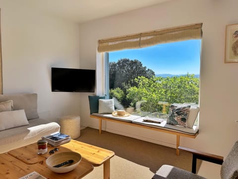 Communal lounge/ TV room, Garden view