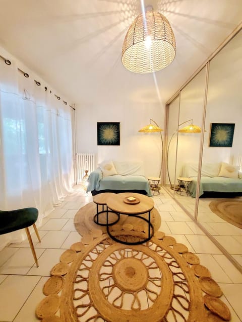 Bed, Living room