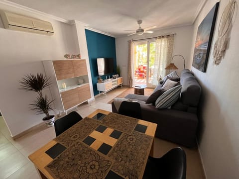 TV and multimedia, Living room, Seating area, Dining area, air conditioner