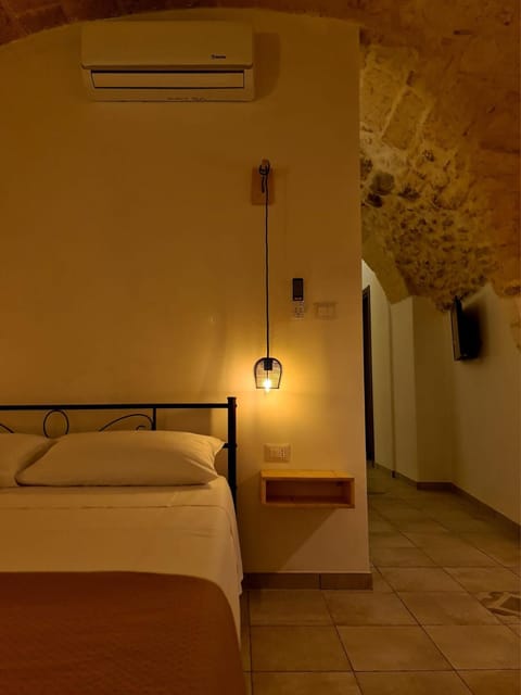 Bed, TV and multimedia, Photo of the whole room, Bedroom, air conditioner