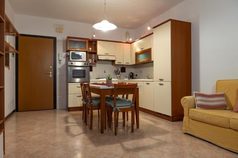 Kitchen or kitchenette, Dining area, dishwasher, pet friendly, stove