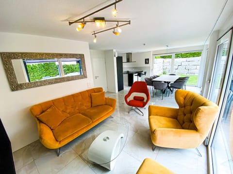 Communal lounge/ TV room, TV and multimedia, Living room, Seating area, Evening entertainment
