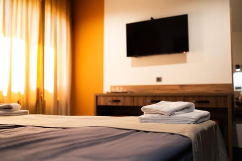 Bed, TV and multimedia, Photo of the whole room, Bedroom, towels