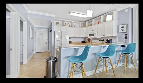 Beautiful Beachfront Views - The Retreat at Emerald Isle Apartment hotel in Panama City Beach