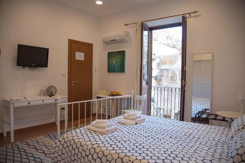Photo of the whole room, towels, air conditioner