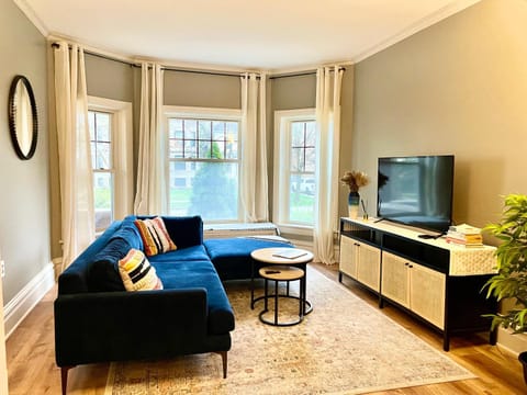 TV and multimedia, Living room, Seating area, Evening entertainment