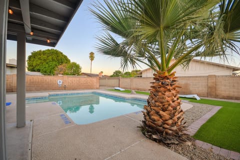 Tempe Getaway - Pool - Putting Green House in Tempe