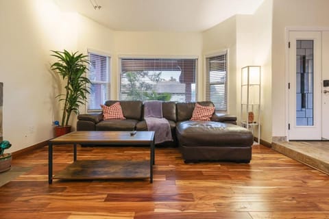 Canyon Breeze - Private Home with Hot Tub & Views Campground/
RV Resort in Mira Mesa