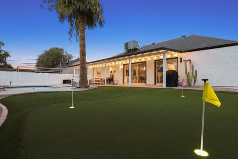 The Dava: Free Heated Pool & Putting Green House in Tempe