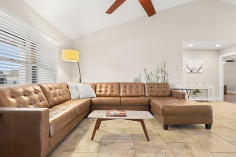 The Dava: Free Heated Pool & Putting Green House in Tempe