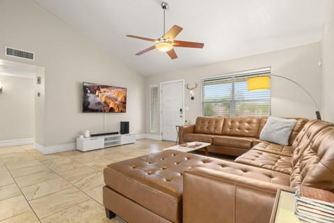 The Dava: Free Heated Pool & Putting Green House in Tempe