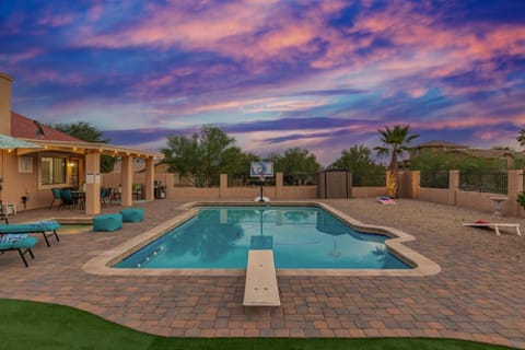 Glenbrook - Free Heated Pool - Hot Tub - Fire Pit House in Fountain Hills