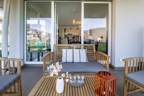 Kitchen or kitchenette, Food and drinks, Dining area