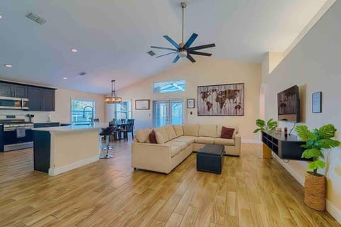 TV and multimedia, Kitchen or kitchenette, Living room, Seating area, Dining area, fireplace, minibar