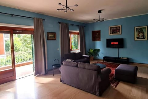 Communal lounge/ TV room, Living room, Seating area