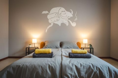 Bedroom, towels