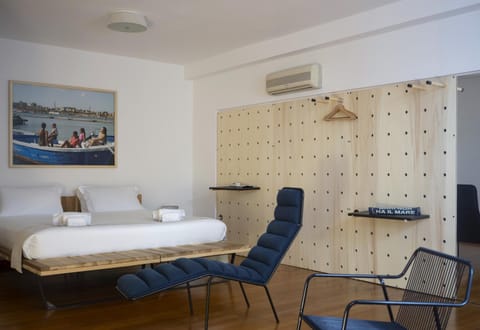 Bed, Decorative detail, Bedroom, furniture