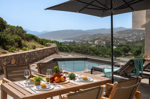 Dining area, Swimming pool, sunbed