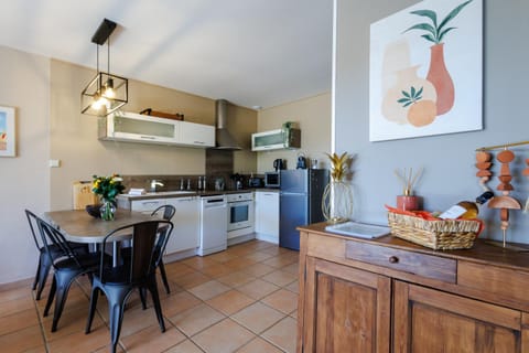 Kitchen or kitchenette, Dining area