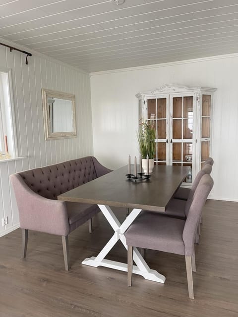 Seating area, Dining area