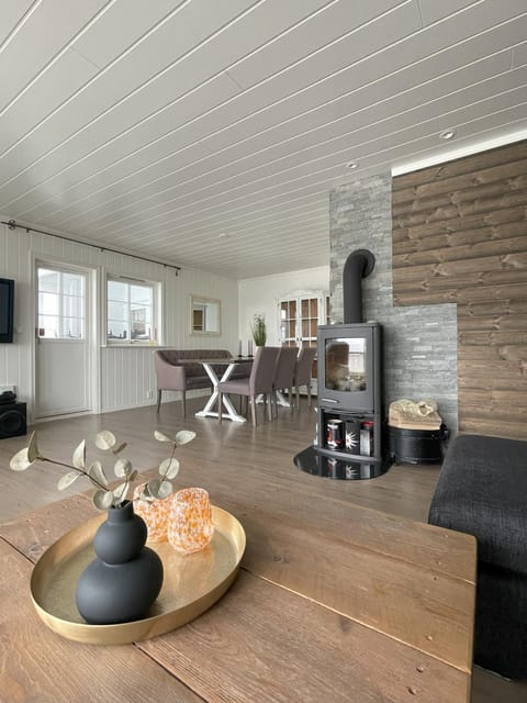 Living room, Seating area, Dining area, fireplace