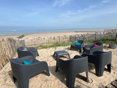 Natural landscape, Garden, Balcony/Terrace, Seating area, Beach, Sea view, sunbed
