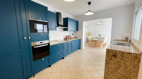 Kitchen or kitchenette, Dining area, dishwasher, minibar, pet friendly, stove
