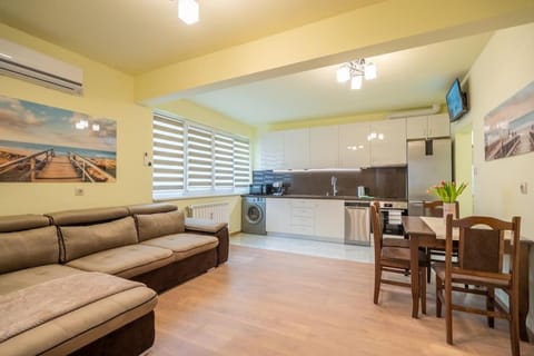 Kitchen or kitchenette, Living room, Seating area, Dining area