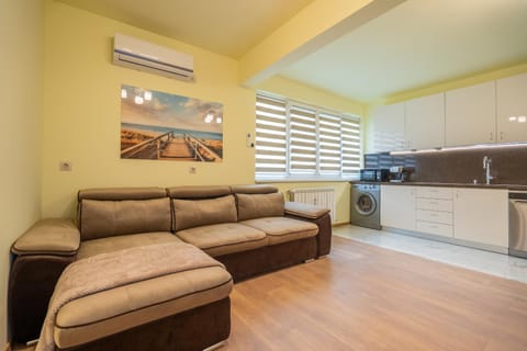 Kitchen or kitchenette, Living room, Seating area, Dining area