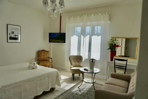Photo of the whole room, Decorative detail