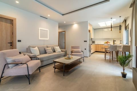 Kitchen or kitchenette, Living room, Seating area, Dining area