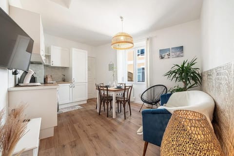 Living room, Seating area, Dining area, stove