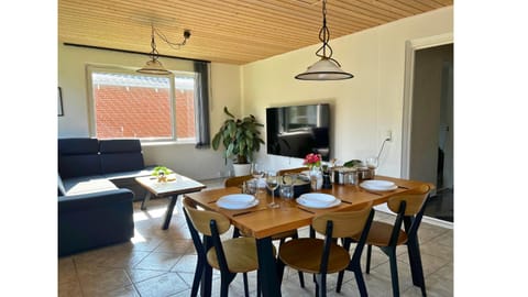 TV and multimedia, Living room, Dining area