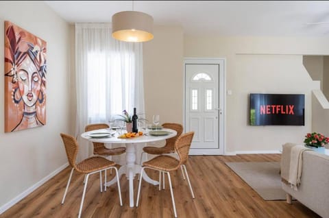 TV and multimedia, Kitchen or kitchenette, Living room, Seating area, Dining area