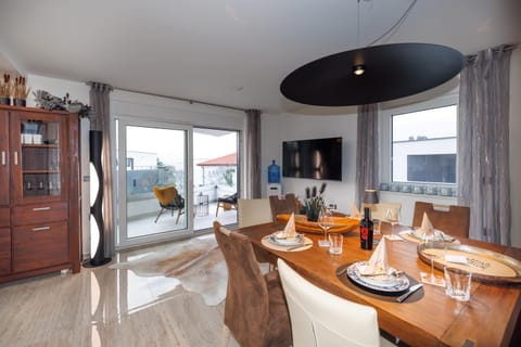 TV and multimedia, Dining area, Food
