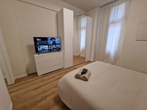 Bed, TV and multimedia, Photo of the whole room, Bedroom