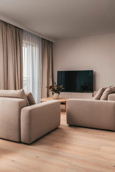 TV and multimedia, Living room, Seating area, Evening entertainment