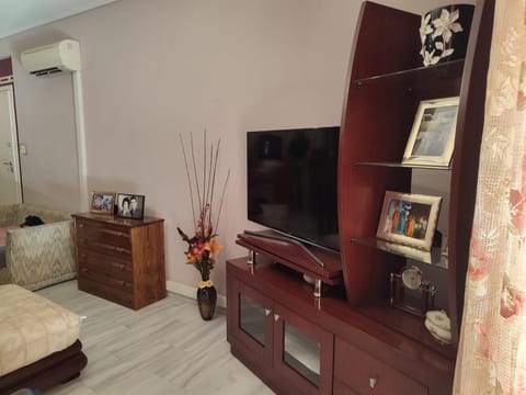 Communal lounge/ TV room, TV and multimedia, Living room, Seating area, Evening entertainment, hair dresser