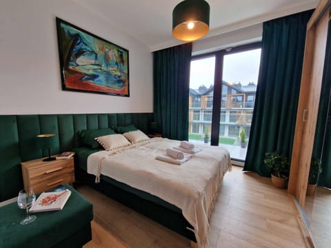 Bedroom, towels
