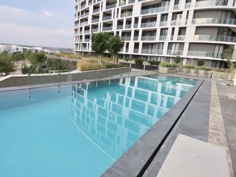 Property building, Day, Pool view, Swimming pool, sunbed