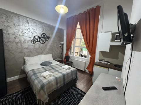 Bed, TV and multimedia, Seating area, Bedroom