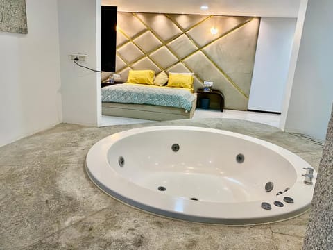 Bed, Hot Tub, Bathroom, Photo of the whole room, Bedroom, Bath, towels
