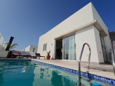 Property building, Patio, Day, Pool view, Swimming pool, sunbed