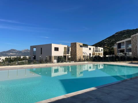 Property building, Nearby landmark, Natural landscape, Mountain view, Swimming pool, sunbed