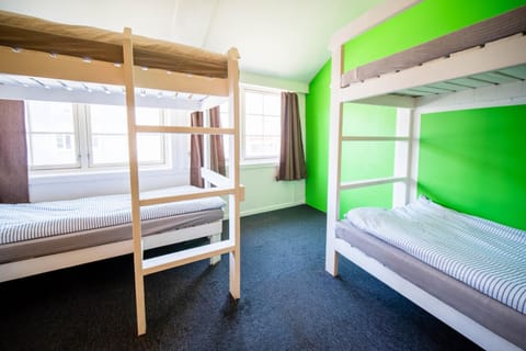 Bedroom, bunk bed