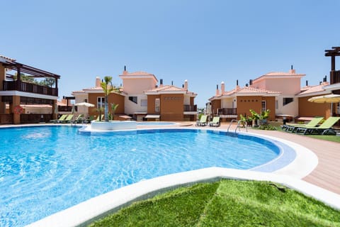 Swimming pool, sunbed